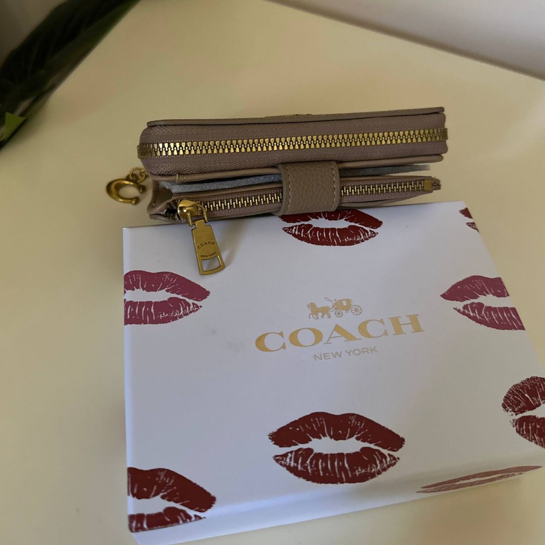 Coach Pebbled Leather Wallet – coffee